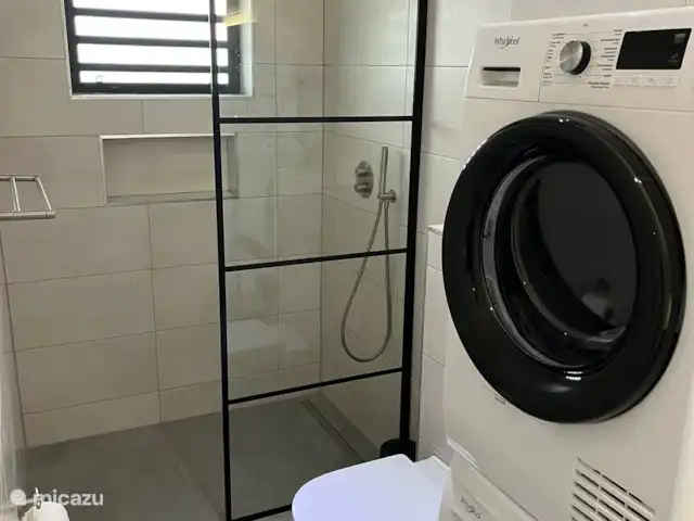 Appartement Serena à Mambo Beach  | Curaçao, Curaçao-Centre, Willemstad - villa Salle de bain complète + laveuse et sécheuse