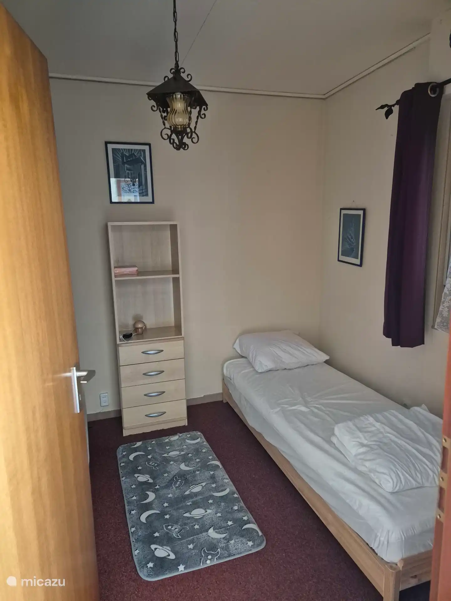 Small bedroom with 2x single bed.