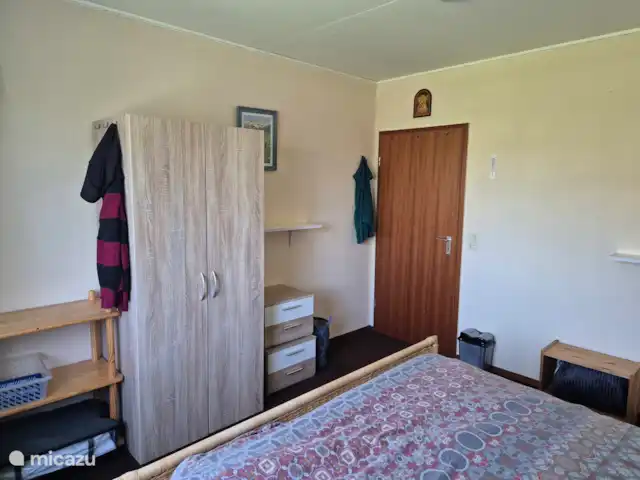 Eulenheim  | Allemagne, Eifel, Ohlenhard - maison de vacances Chambre spacieuse avec lit double et armoire.