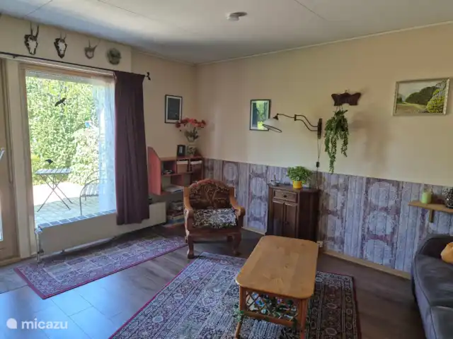 Eulenheim  | Allemagne, Eifel, Ohlenhard - maison de vacances Salon avec portes-fenêtres donnant sur la terrasse ensoleillée.