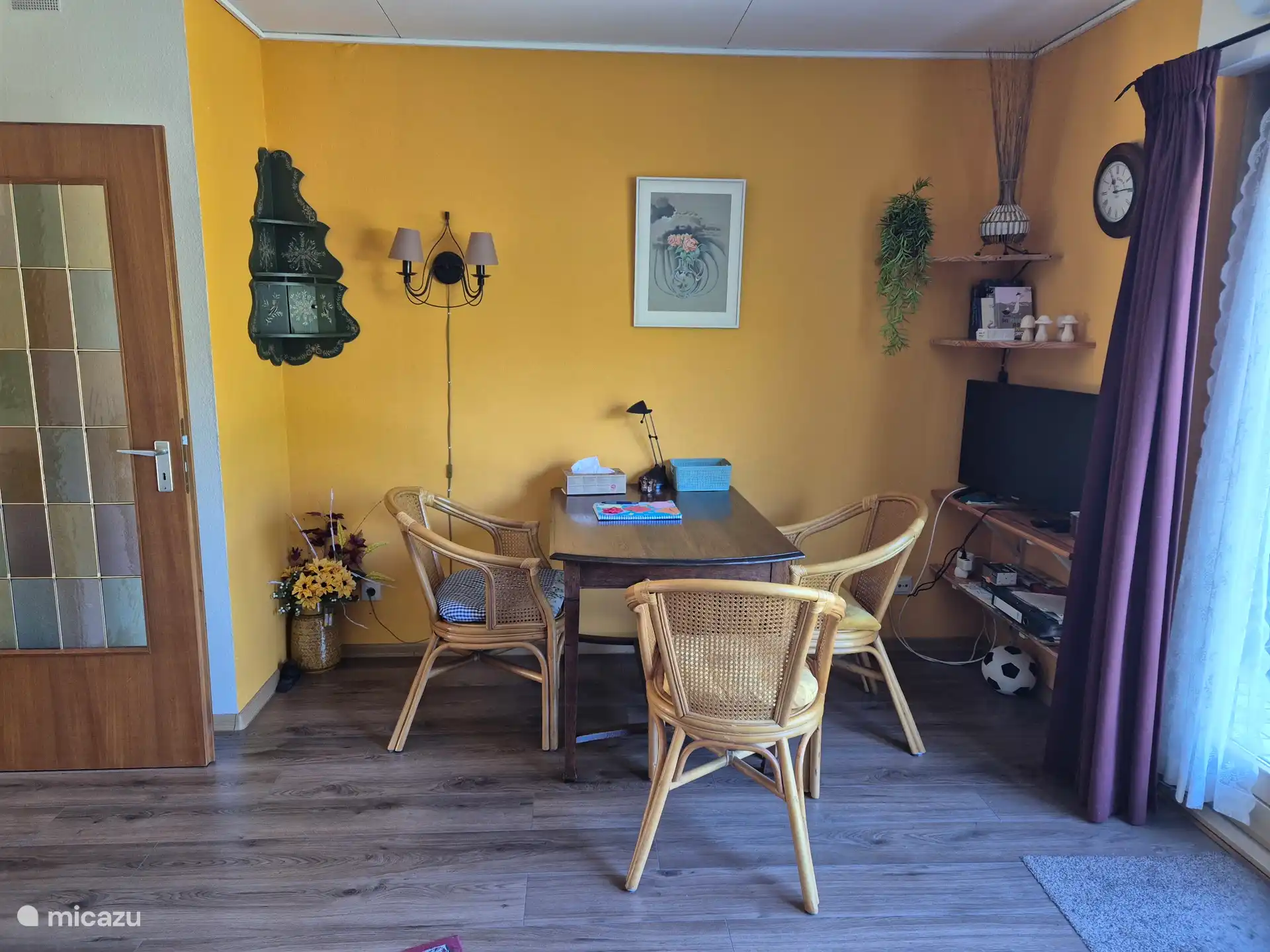 Corner with dining table in the living room. 