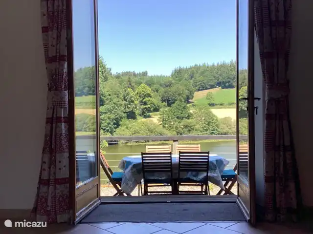 Gable End Cottage avec piscine chauffée | France, Bretagne, Canihuel - gîte / cottage Vue du salon sur le lac depuis le balcon