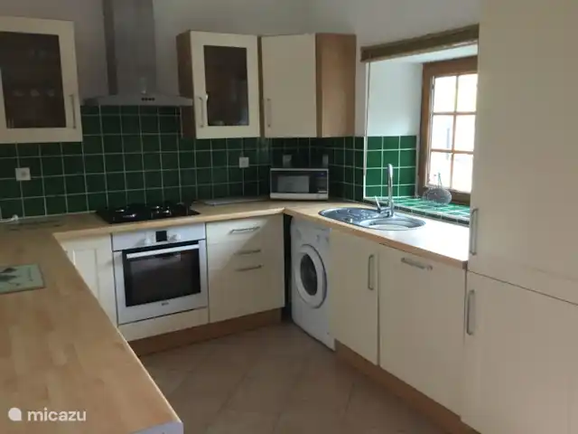 Gable End Cottage avec piscine chauffée | France, Bretagne, Canihuel - gîte / cottage Cuisine avec fenêtre donnant sur la piscine