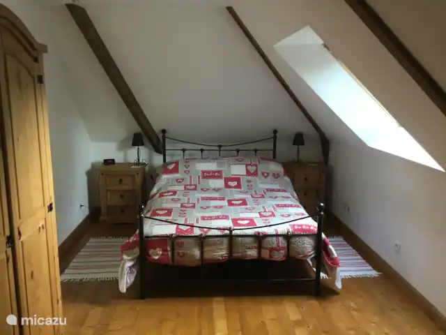 Gable End Cottage avec piscine chauffée | France, Bretagne, Canihuel - gîte / cottage Chambre principale avec salle de douche attenante et vue sur le lac