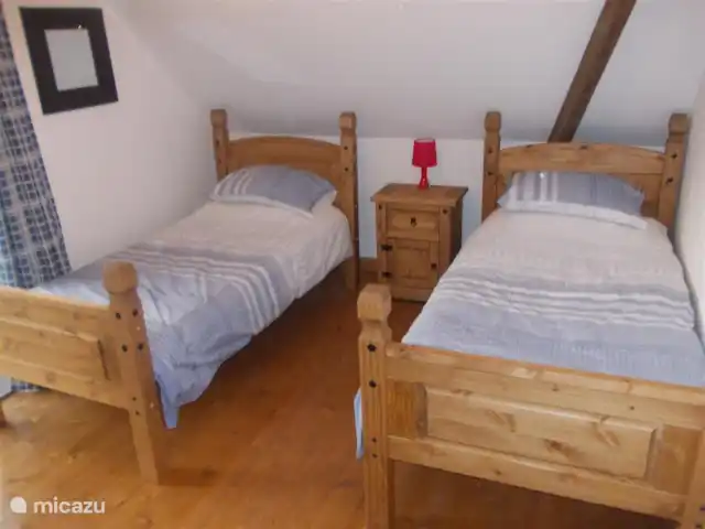 Gable End Cottage avec piscine chauffée | France, Bretagne, Canihuel - gîte / cottage Chambre à deux lits avec de grandes fenêtres donnant sur la piscine et le balcon Juliette