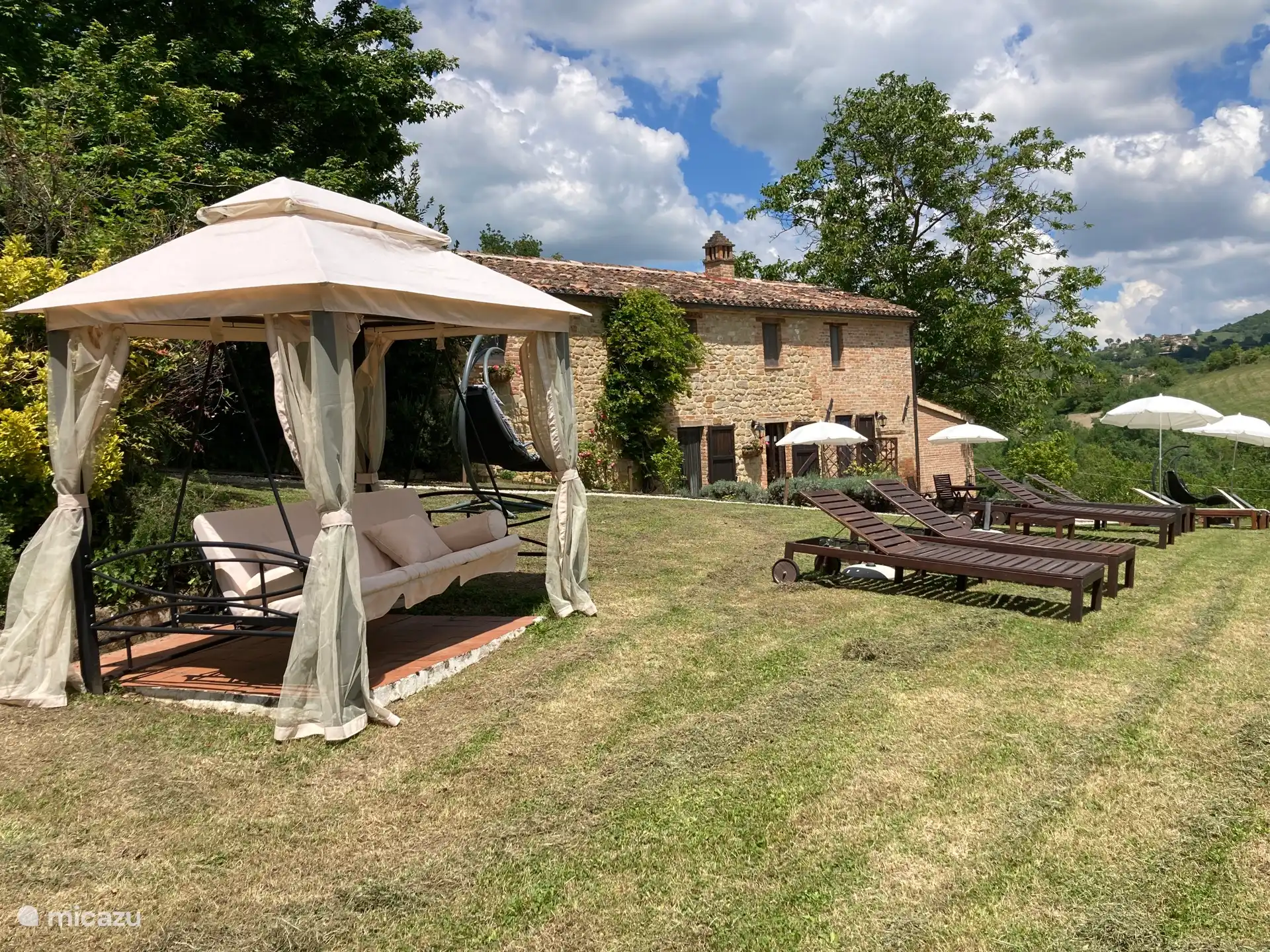 Der Garten und die Hängemattenschaukel. Perfekt zum Entspannen