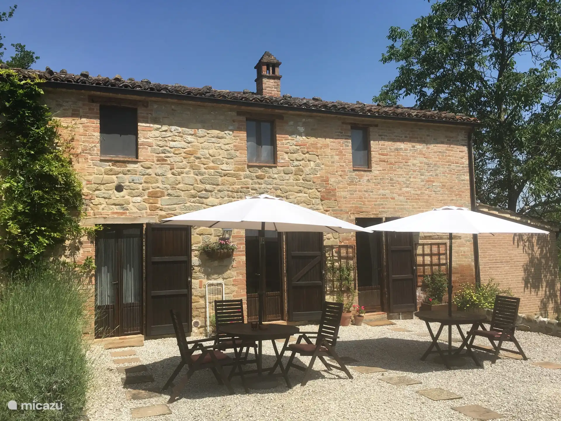Die Terrasse eignet sich im Sommer perfekt zum Essen und Entspannen