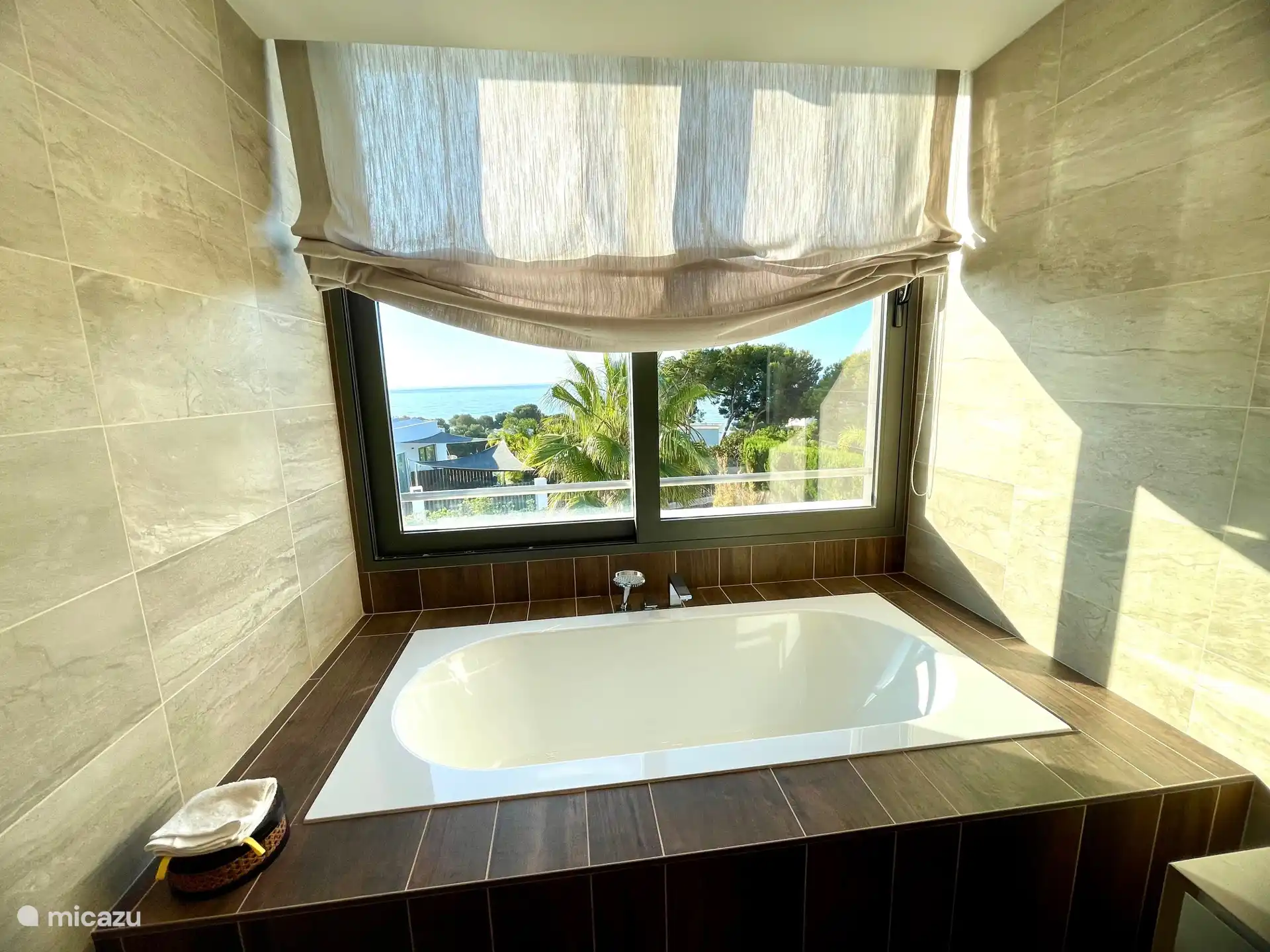 Baño principal con vistas al mar y jacuzzi