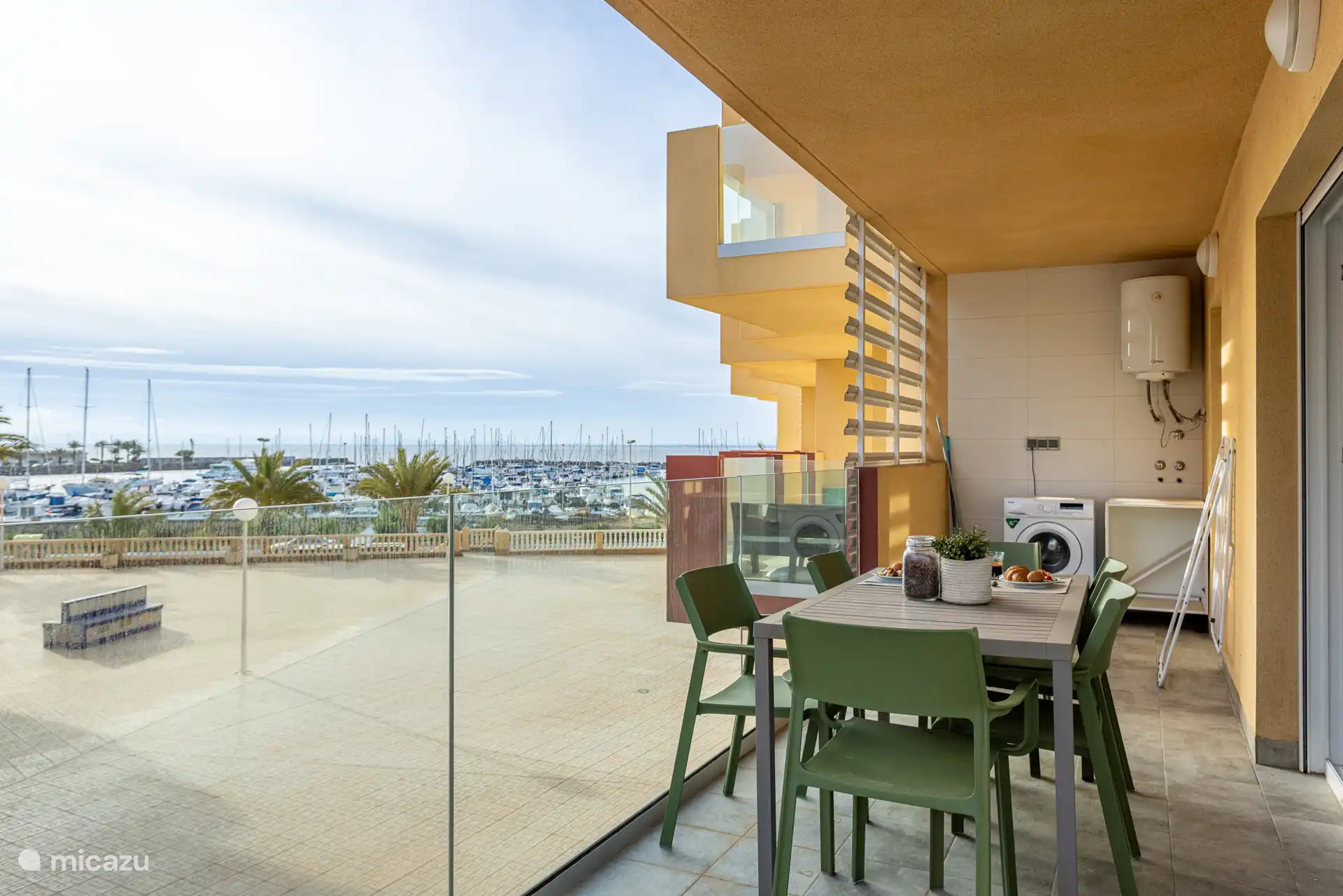 balcon avec table à manger et chaises 
