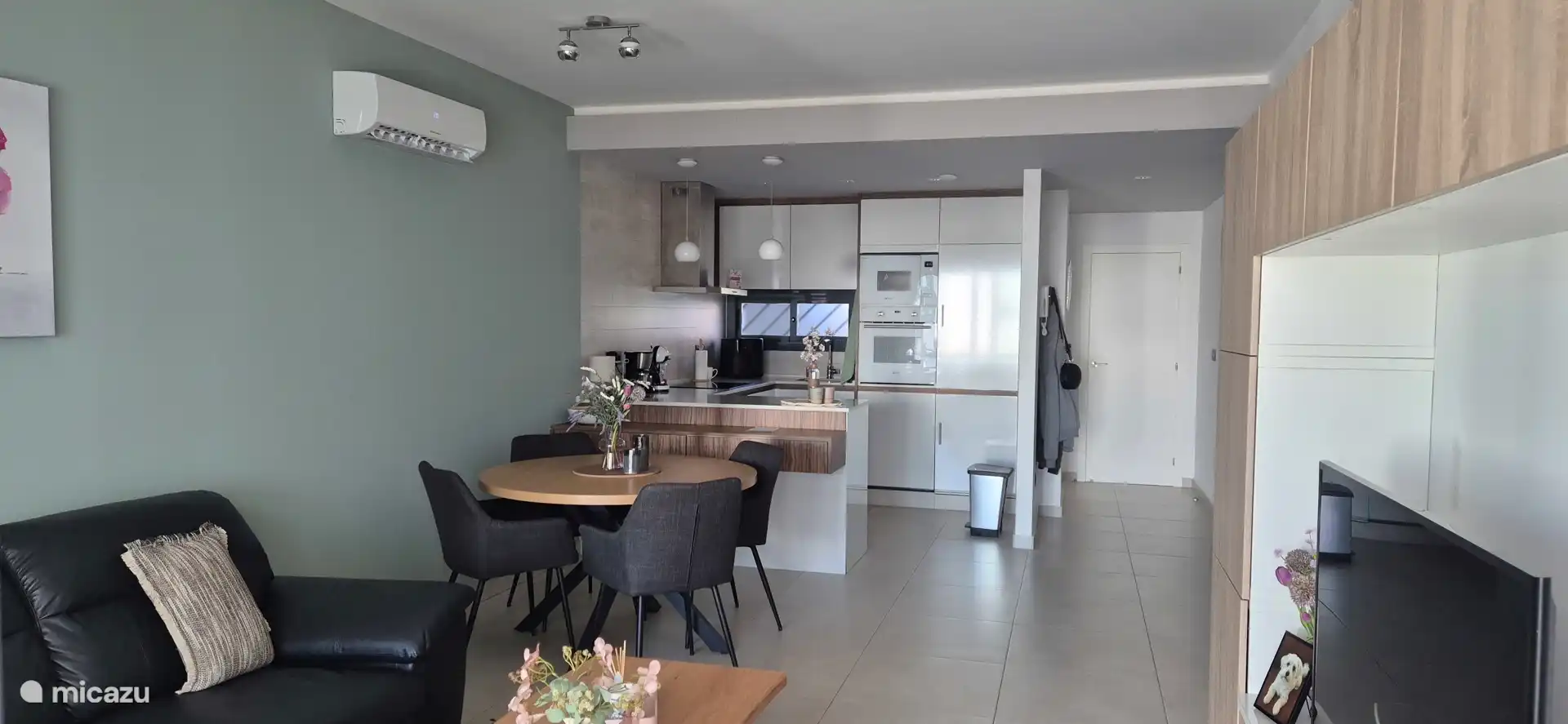 Wohnzimmer mit rundem Tisch. Gemütliche Farben und Accessoires??