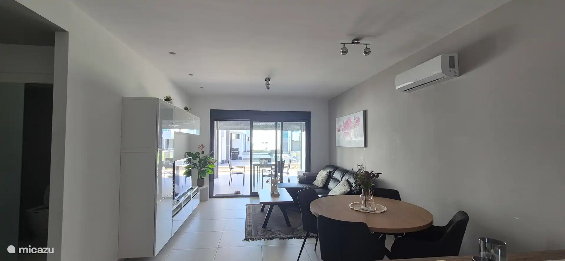 Salon confortable avec TV et Chromebox