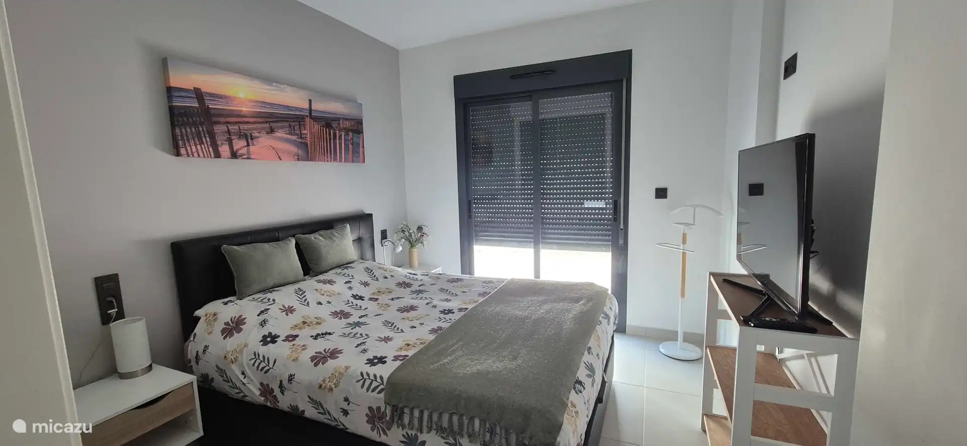 Chambre avec tables de chevet et TV avec chromebox.