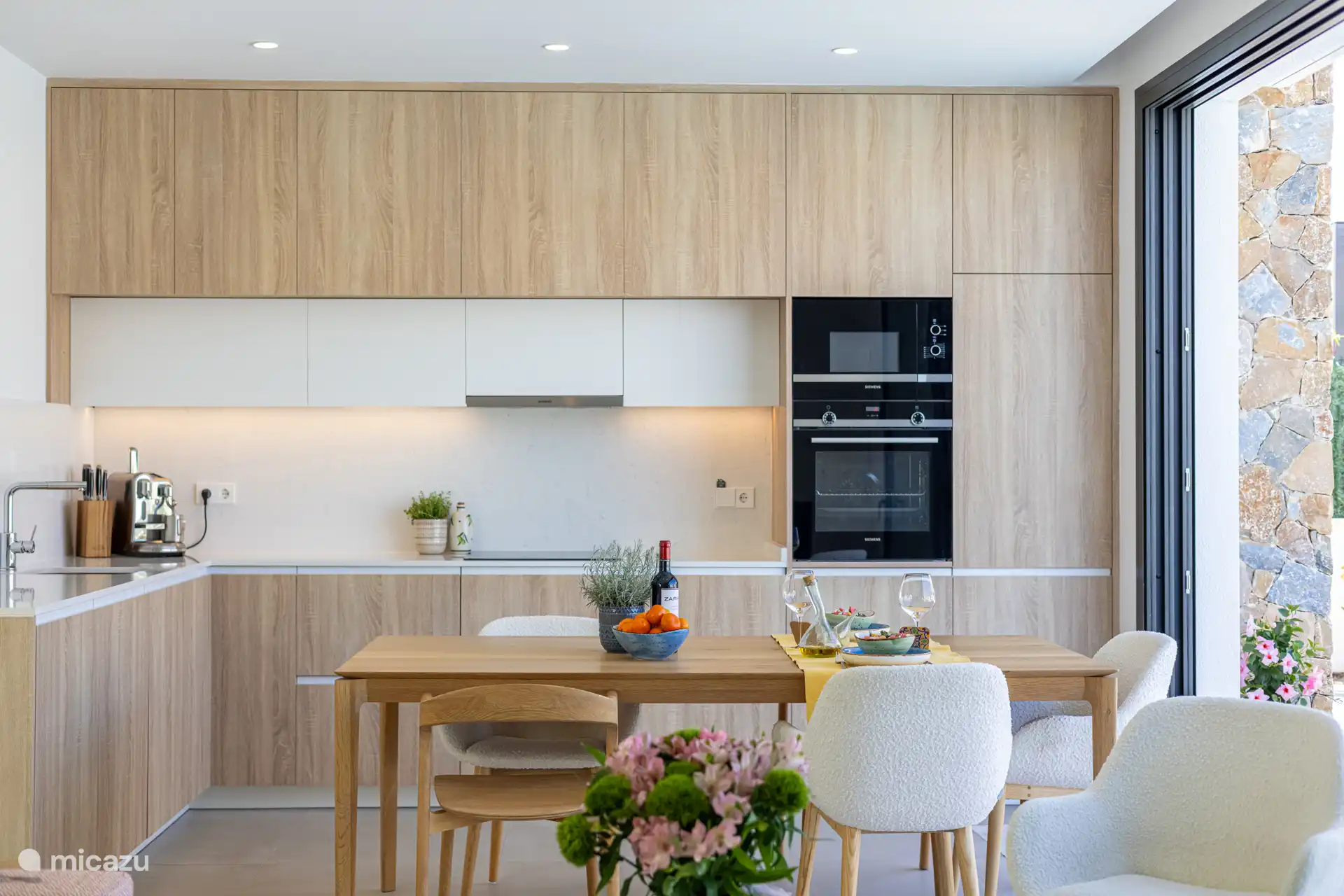 La cuisine et la table à manger 