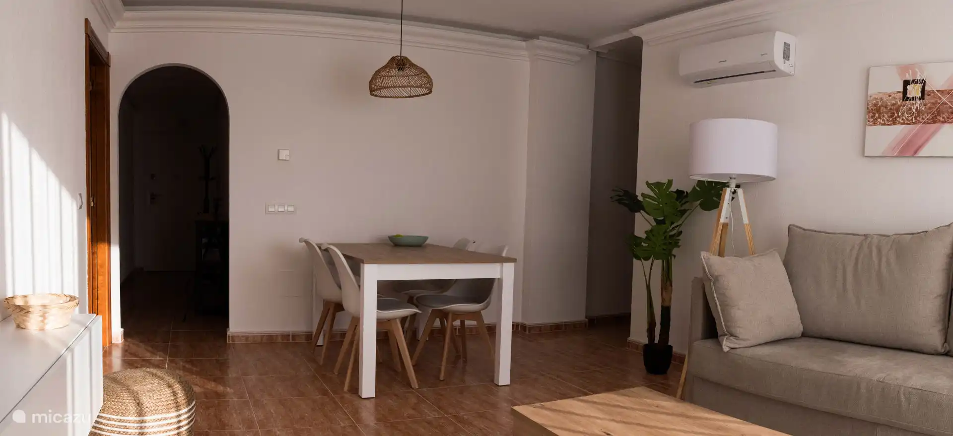 Wohnzimmer mit Zugang zum Badezimmer 