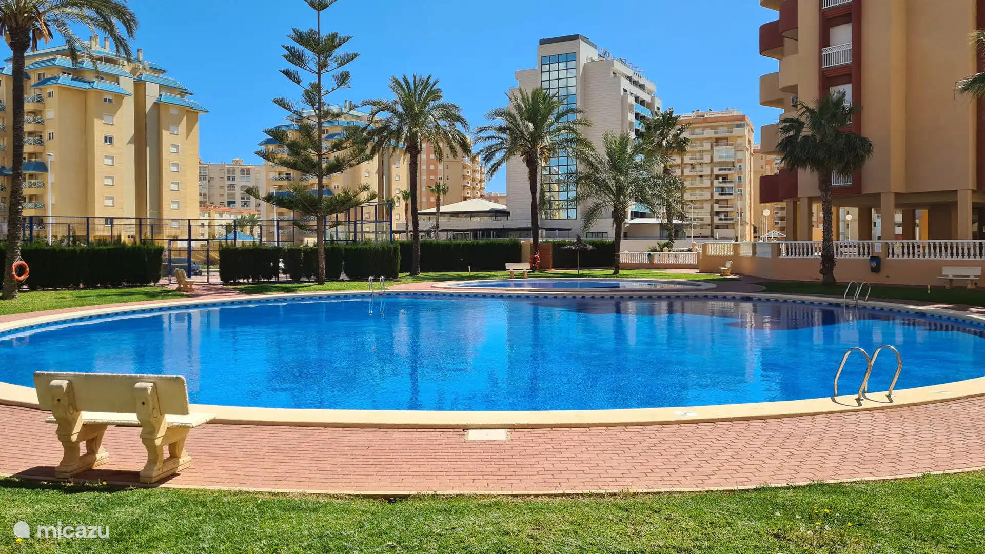 das Gemeinschaftsschwimmbad 