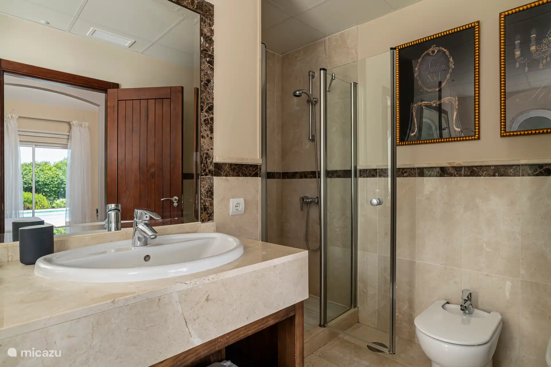 Das Hauptschlafzimmer mit eigenem Bad mit Badewanne und Dusche