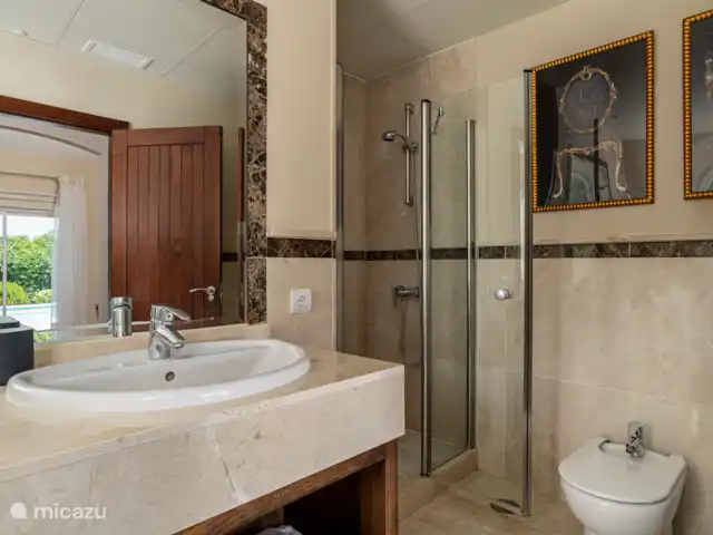 Acros Golf Villa huren in Spanje, Andalusië, Arcos De La Frontera - villa De hoofdslaapkamer ensuite met bad en douche