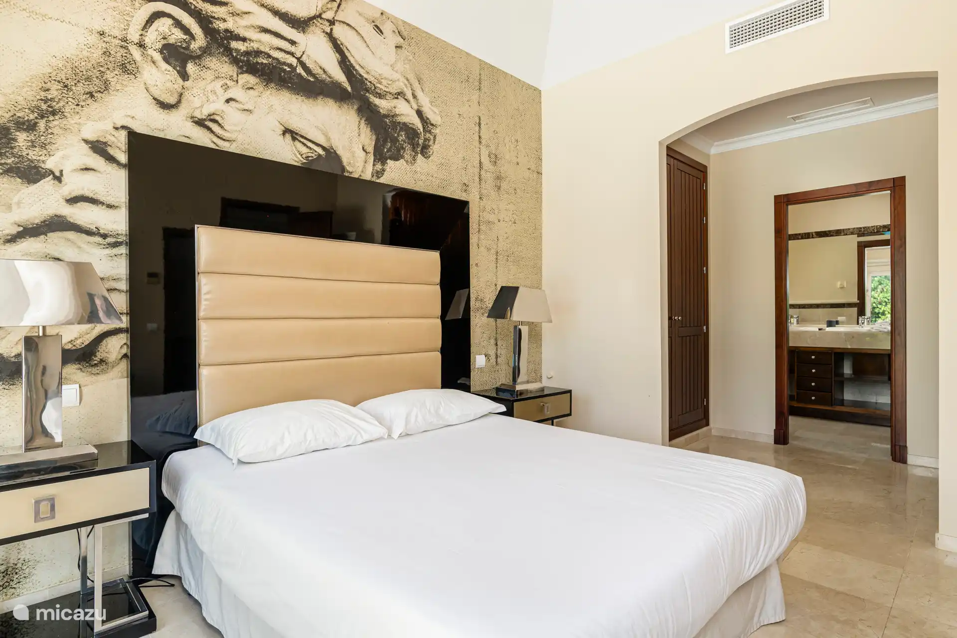 Hauptschlafzimmer mit eigenem Bad