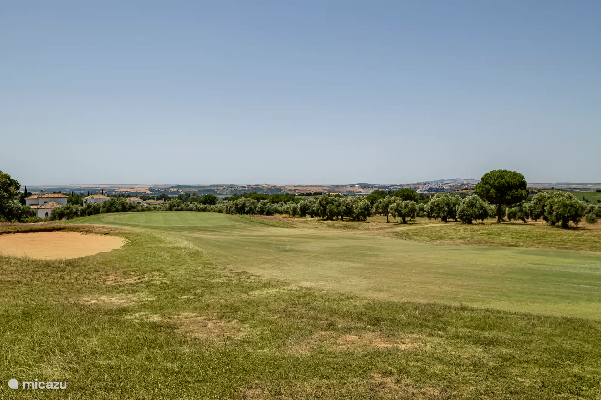 Fairway und Grün direkt vor dem Haus