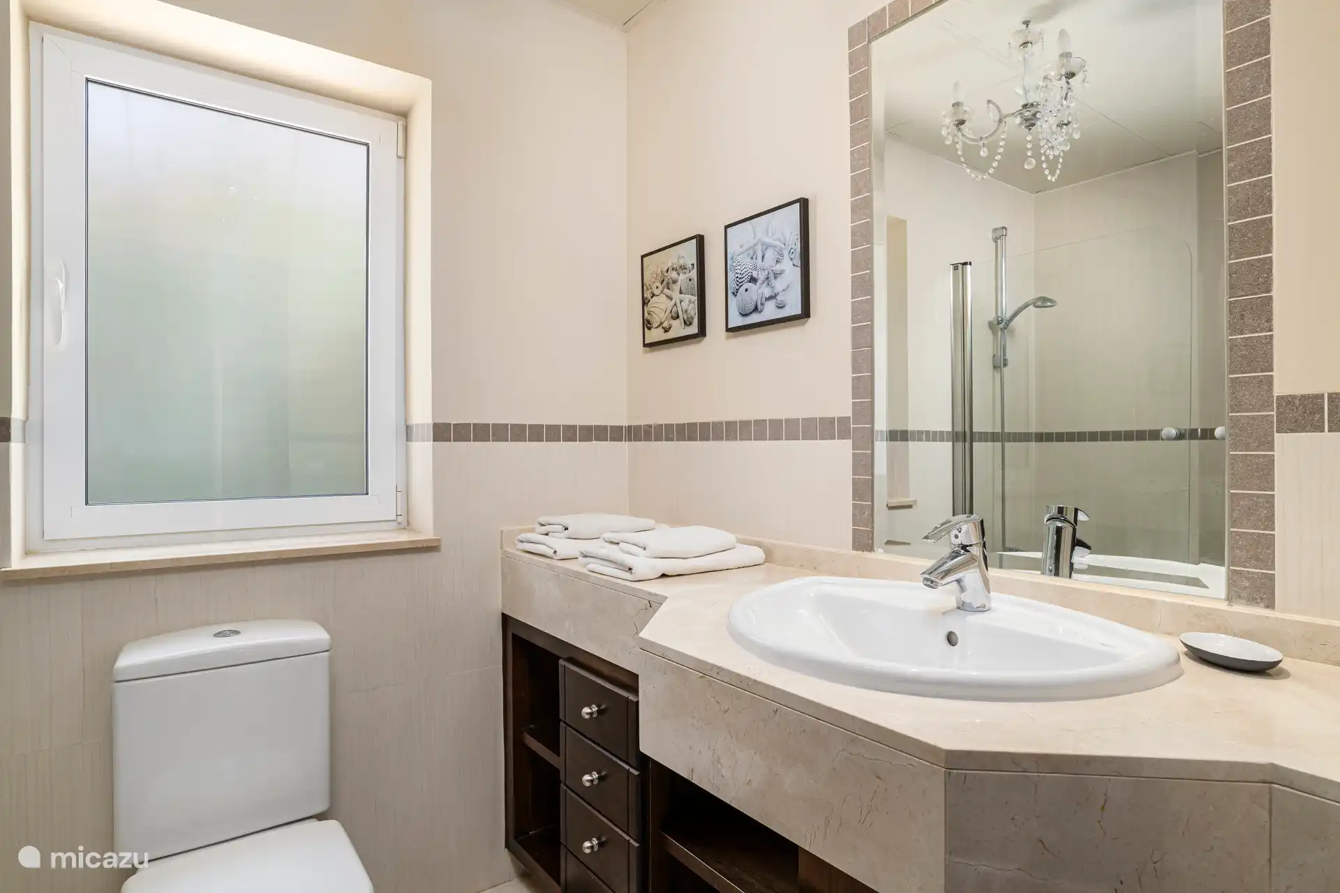 Ensuite zum Schlafzimmer 4