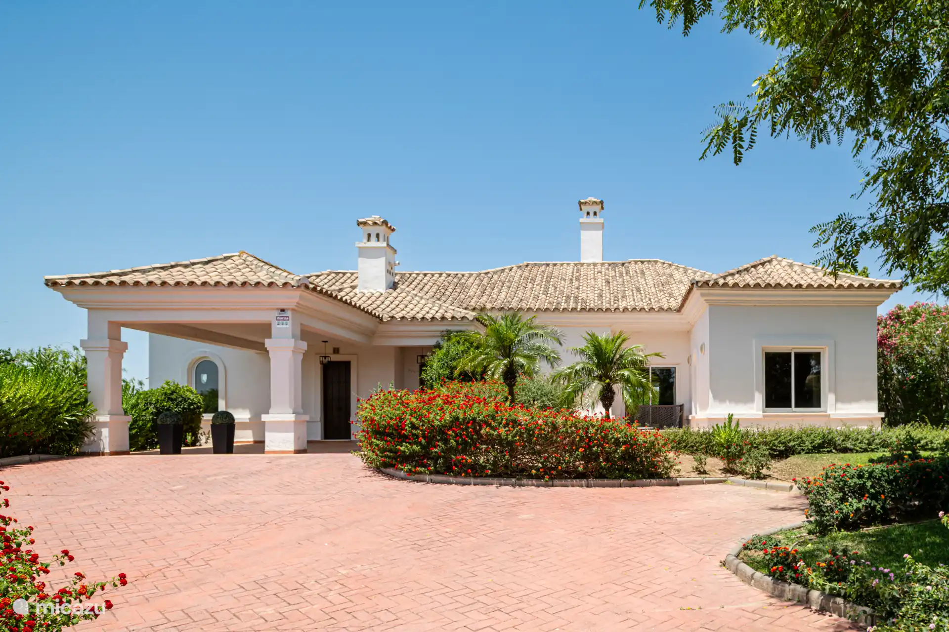 Einfahrt und die Vorderseite unseres Hauses