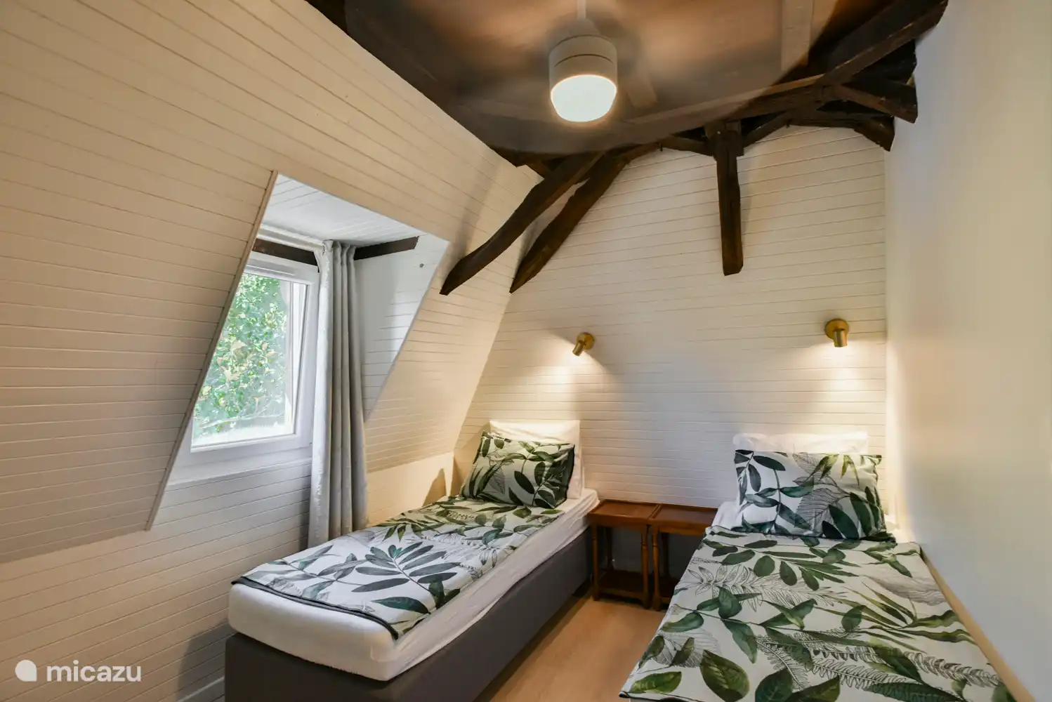 2. Schlafzimmer unter der Balkendecke mit Boxspring (2 x 80x200, wird noch zusammengeführt) mit Aufbewahrungsschrank, Deckenventilator und Fliegengitter.