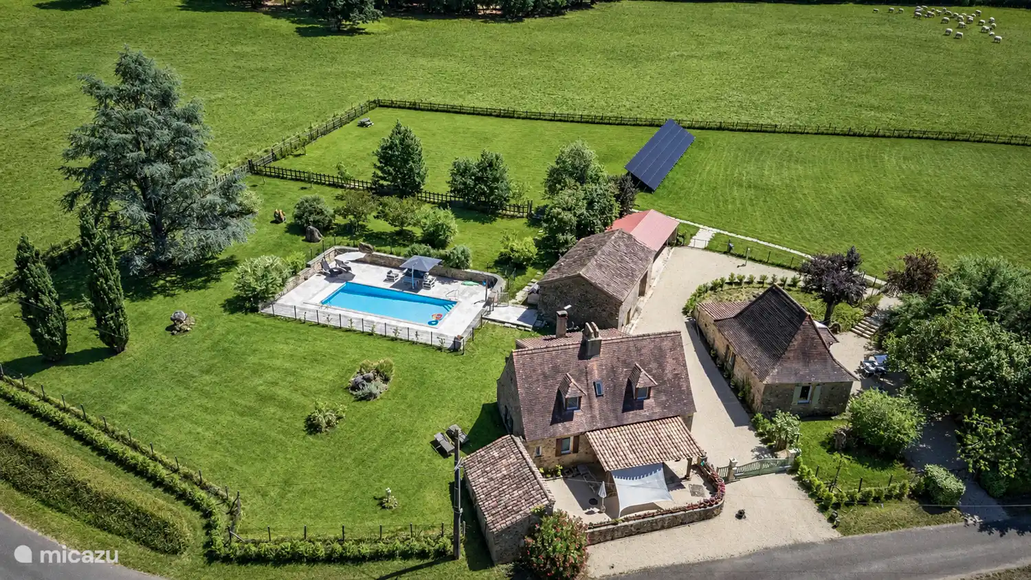 Von der Luft, rechts vom Gitter, mit Garten und Weg zum Schwimmbad.