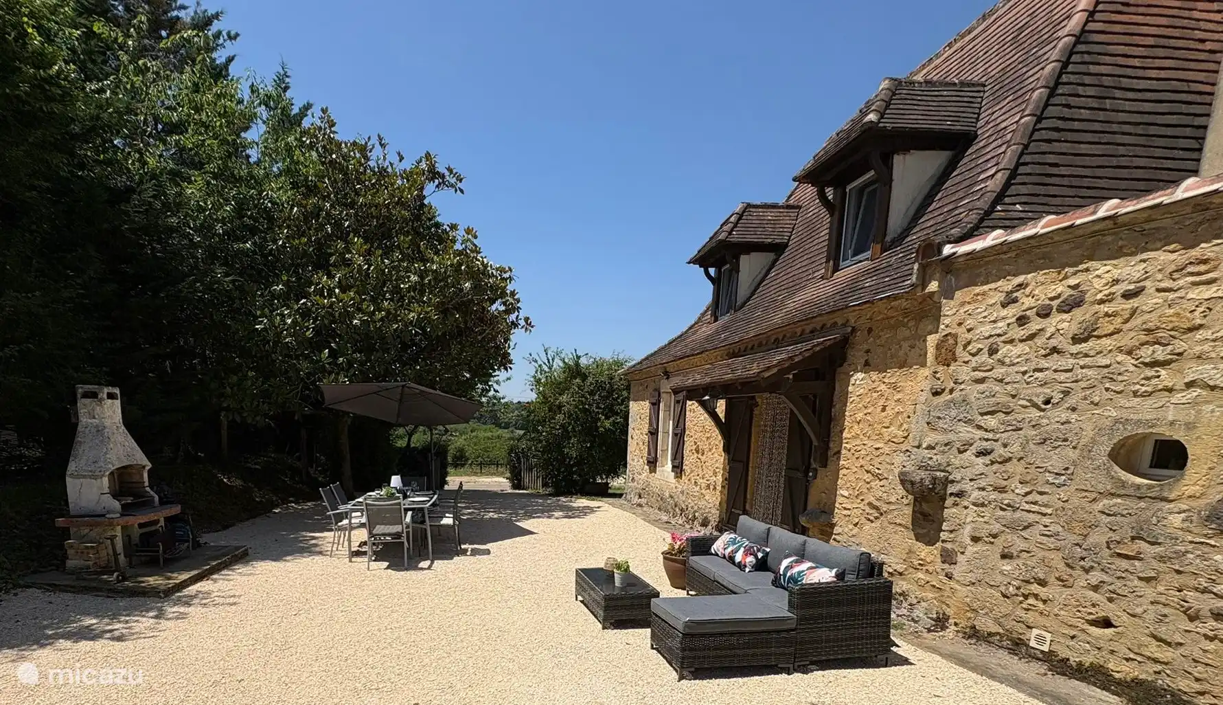 Gemütliche Sitzgelegenheiten mit Sonne und Schatten. Grillen.