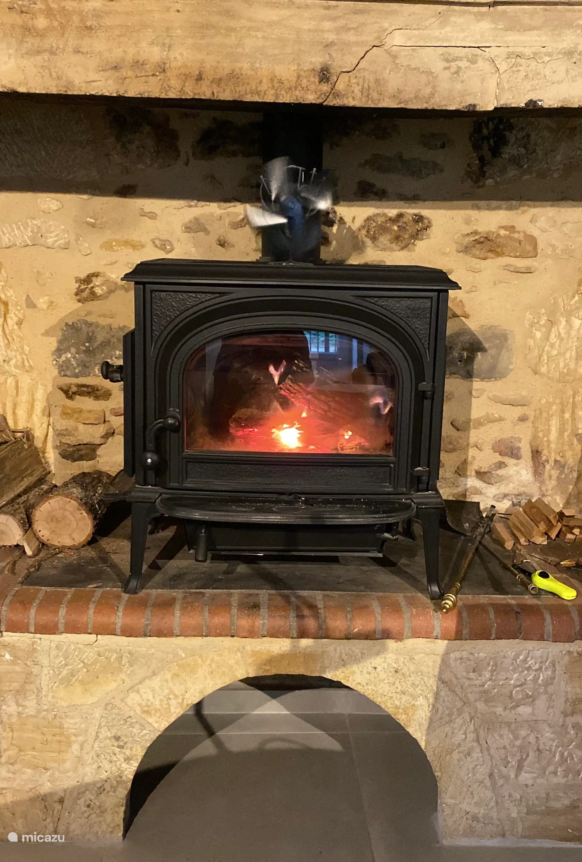 Stimmungsvoller und warmer Holzofen