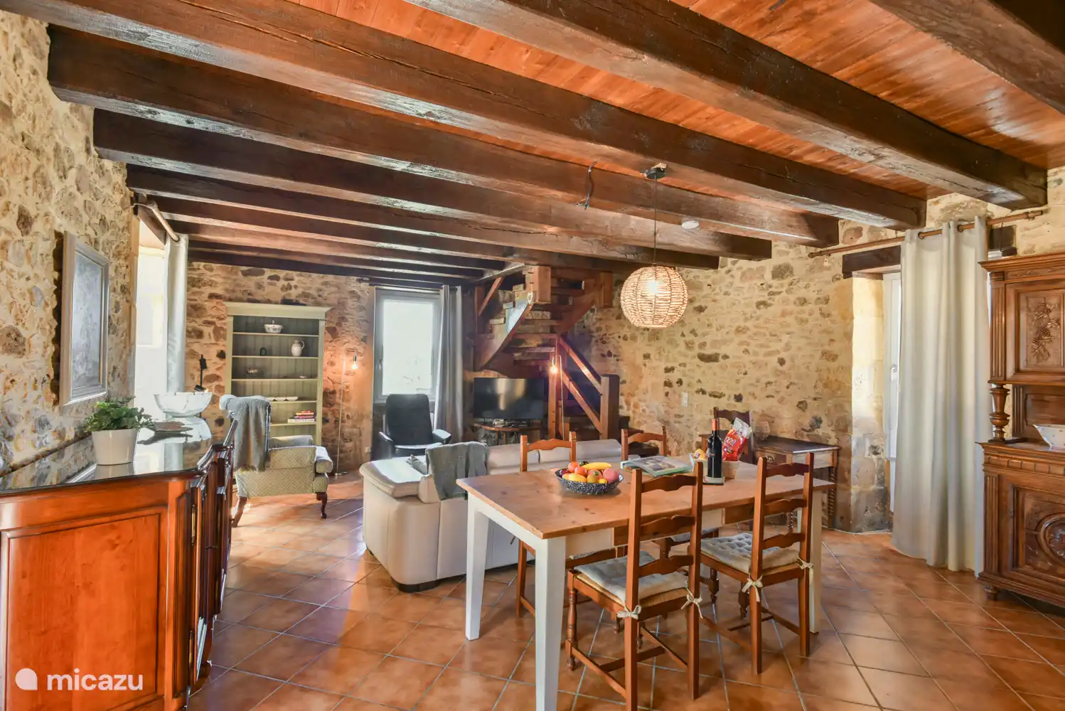 Geräumiges und komfortables Wohnzimmer und Esszimmer. Die Fenster sind mit Moskitonetze ausgestattet.