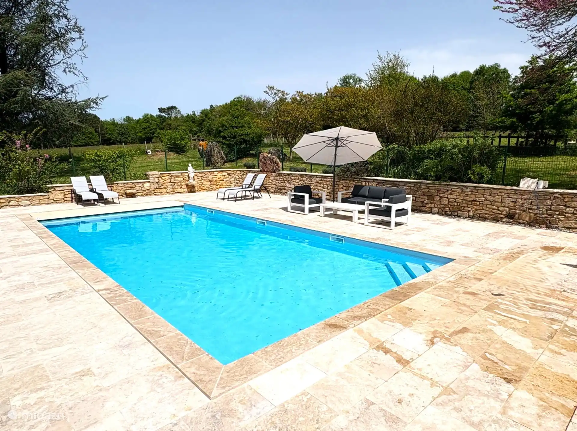 Eingezäunter und beheizter Pool mit Sonnenterrasse