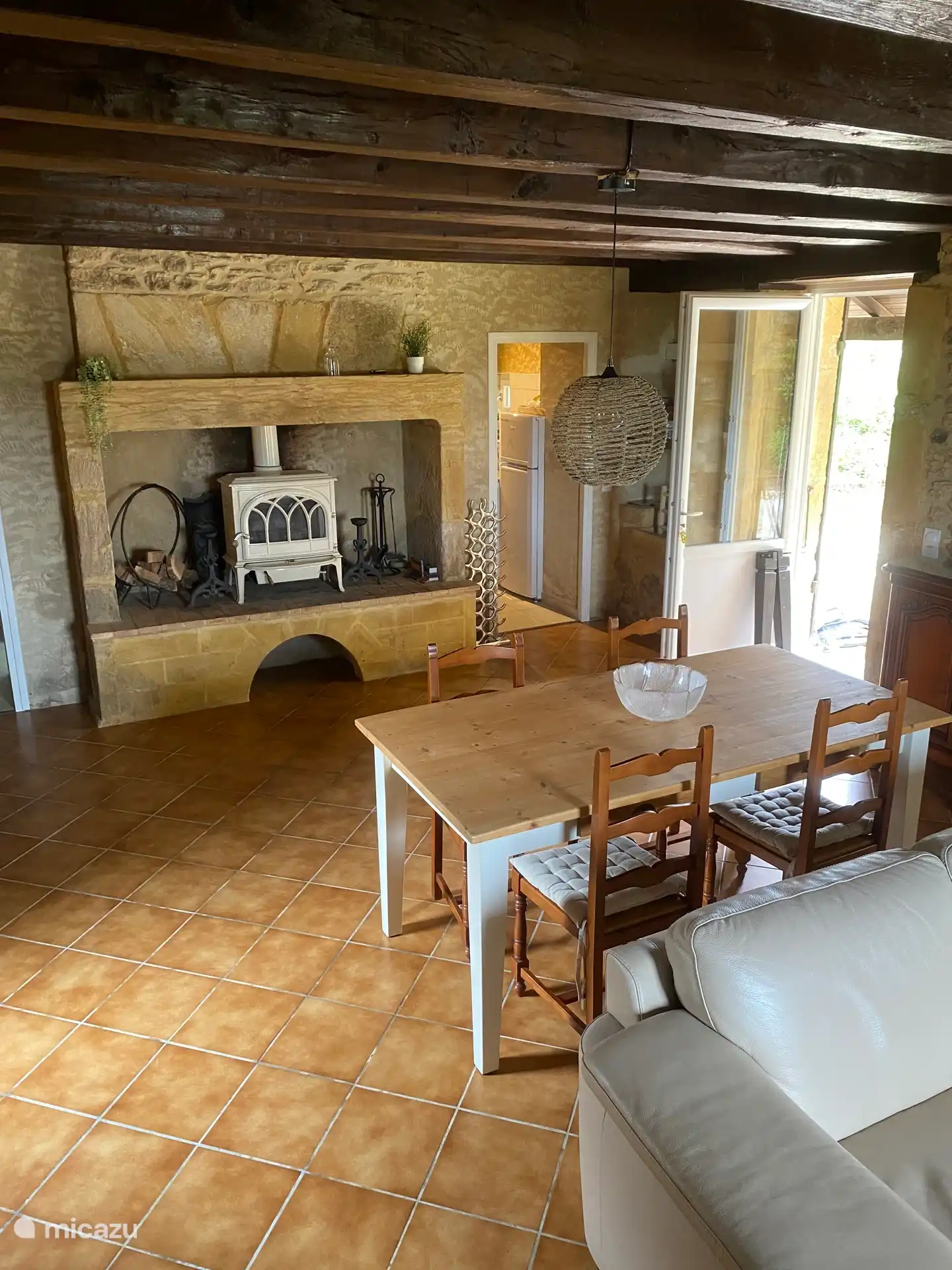 Wohn-/Esszimmer mit großem Holzofen.