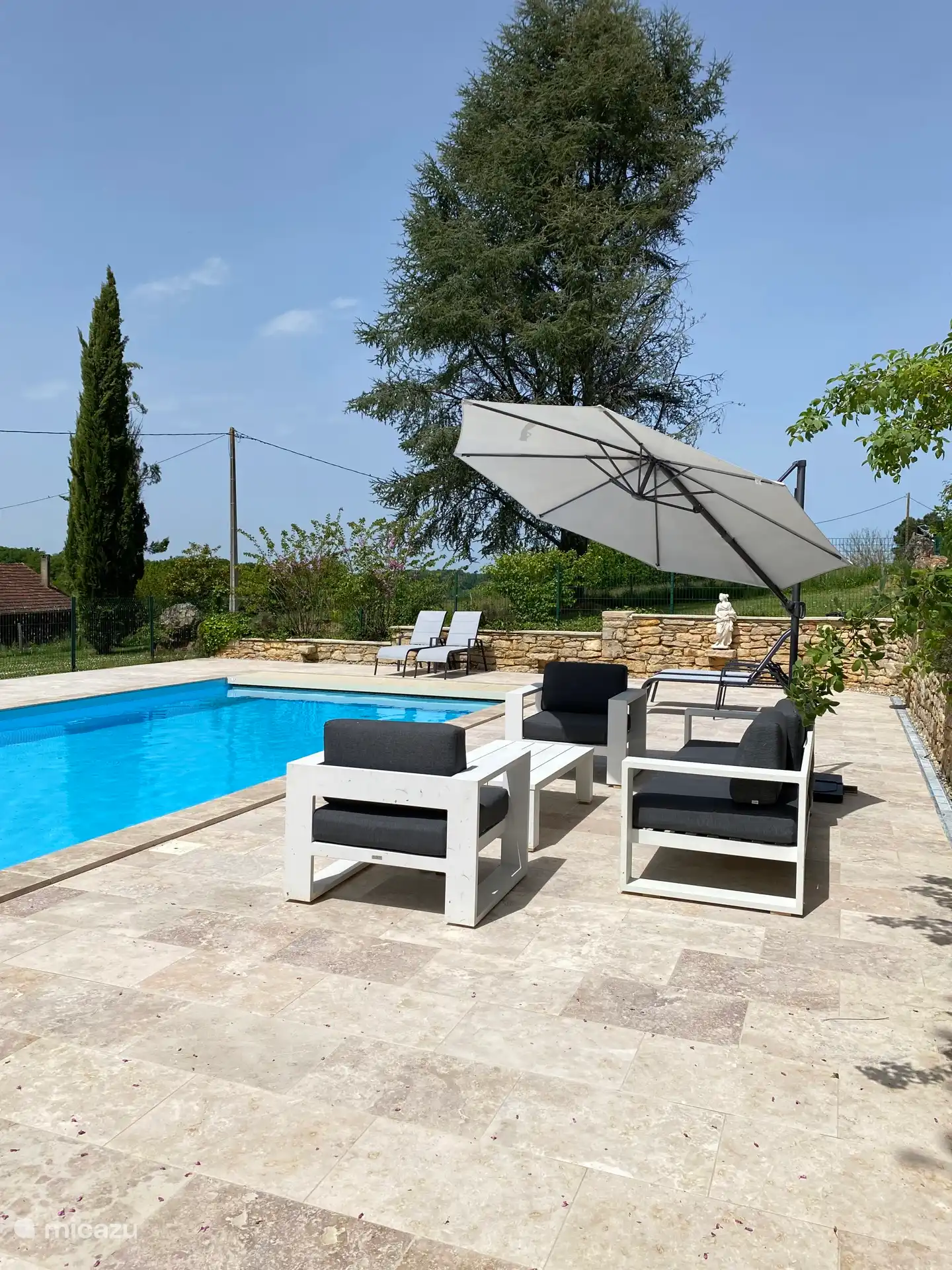 Schwimmbad mit Blick auf die Felder