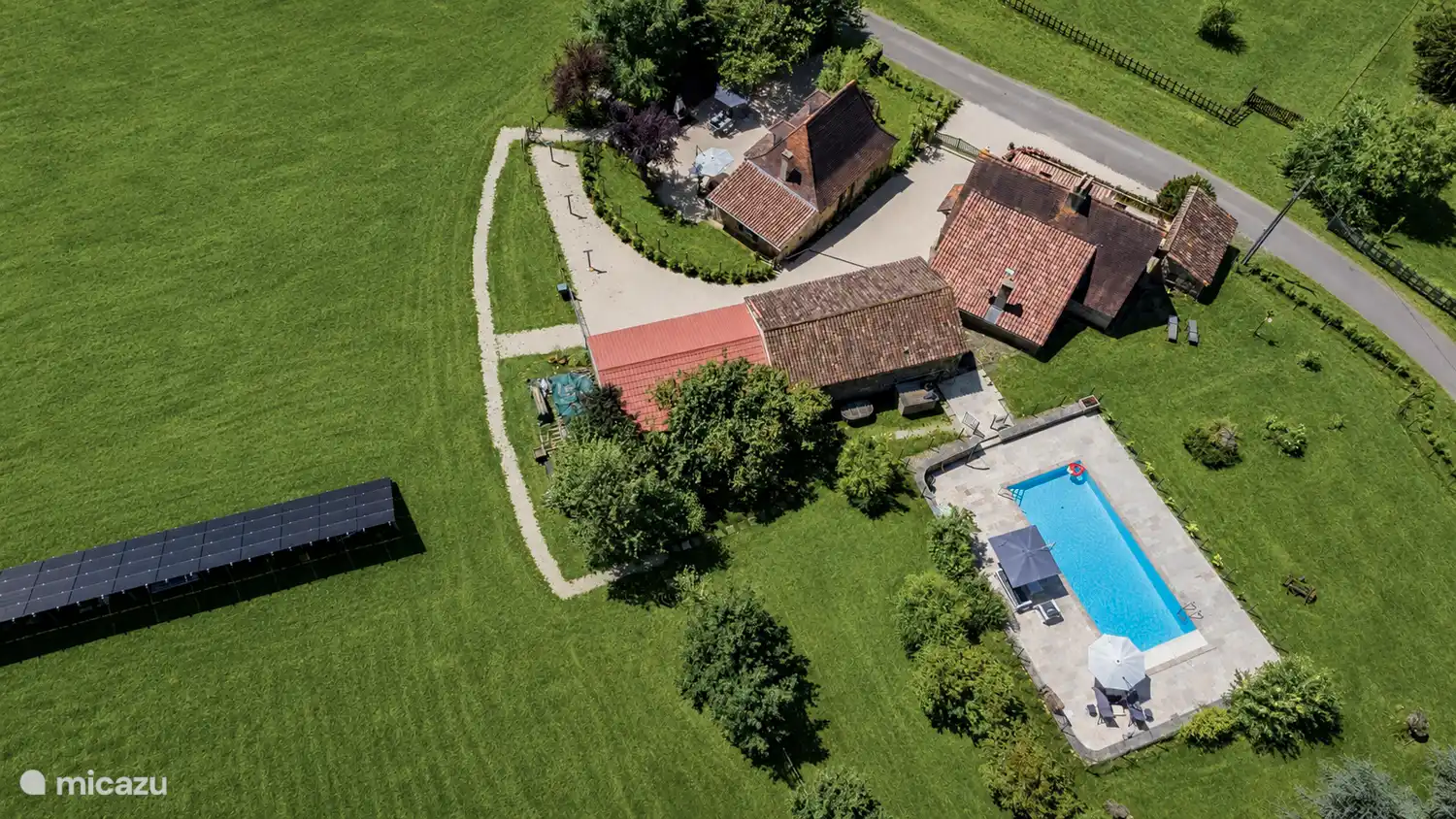 Schwimmbad mit Sonnenterrasse