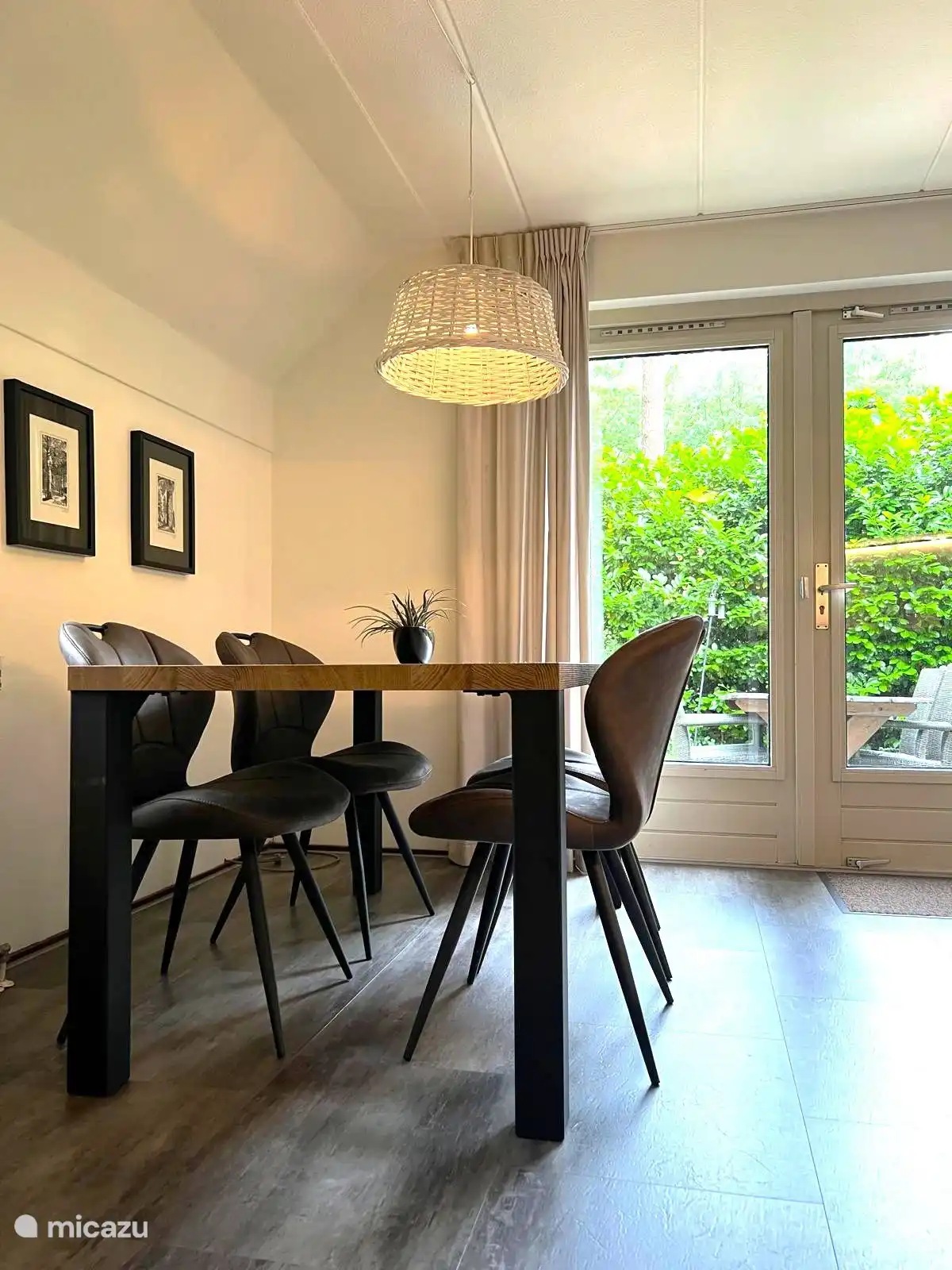 Geräumiger Esstisch mit Stühlen