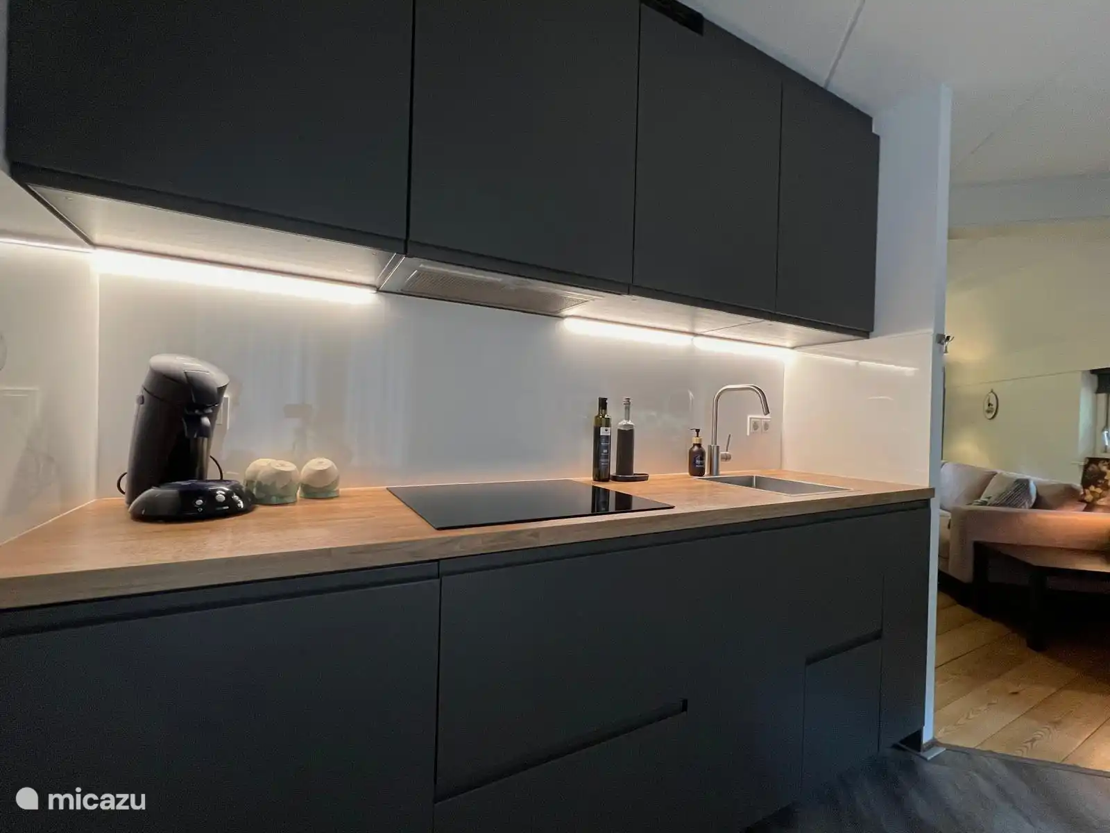 Voll ausgestattete Küche mit Geschirrspüler