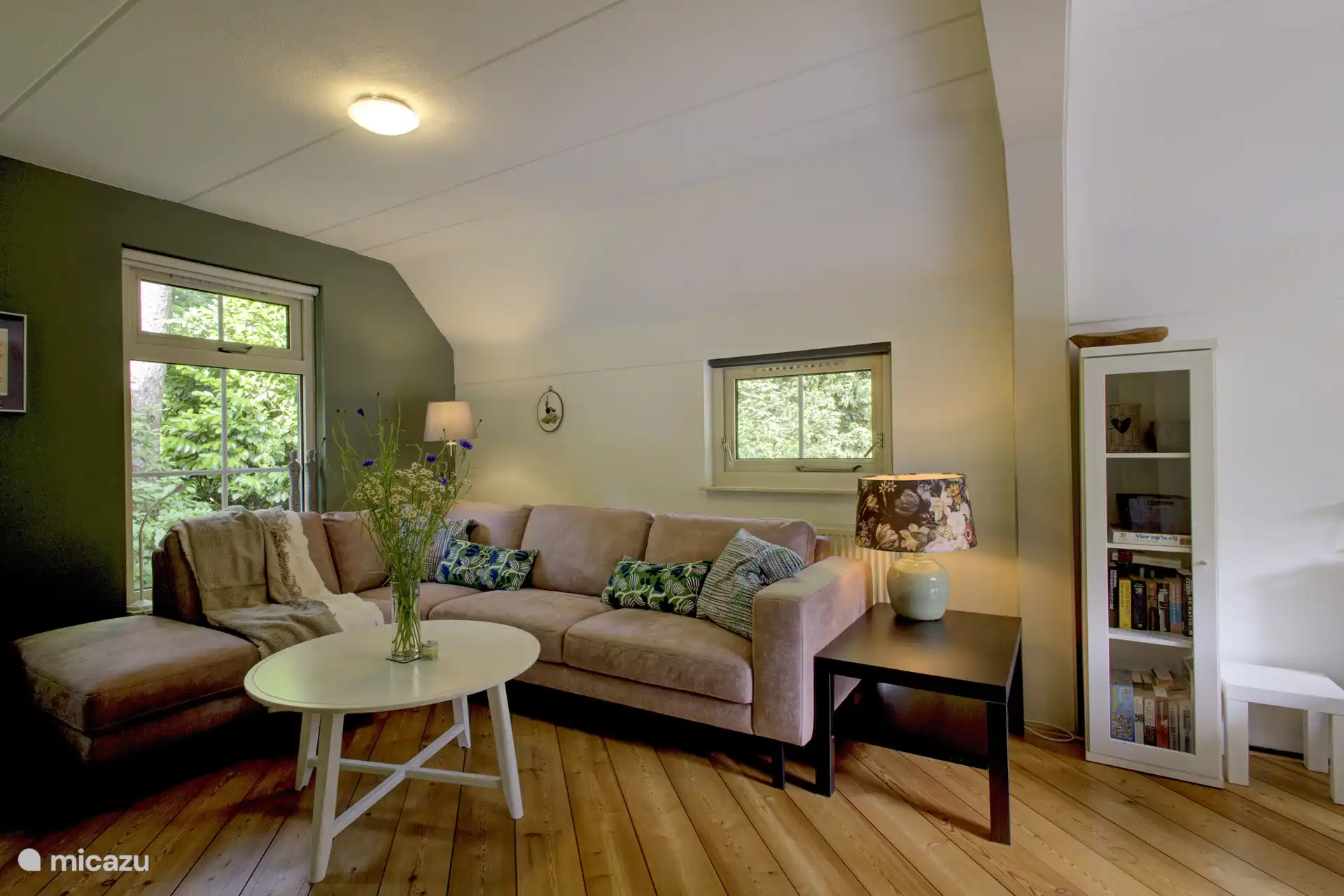 Geräumiges Wohnzimmer mit Sofa