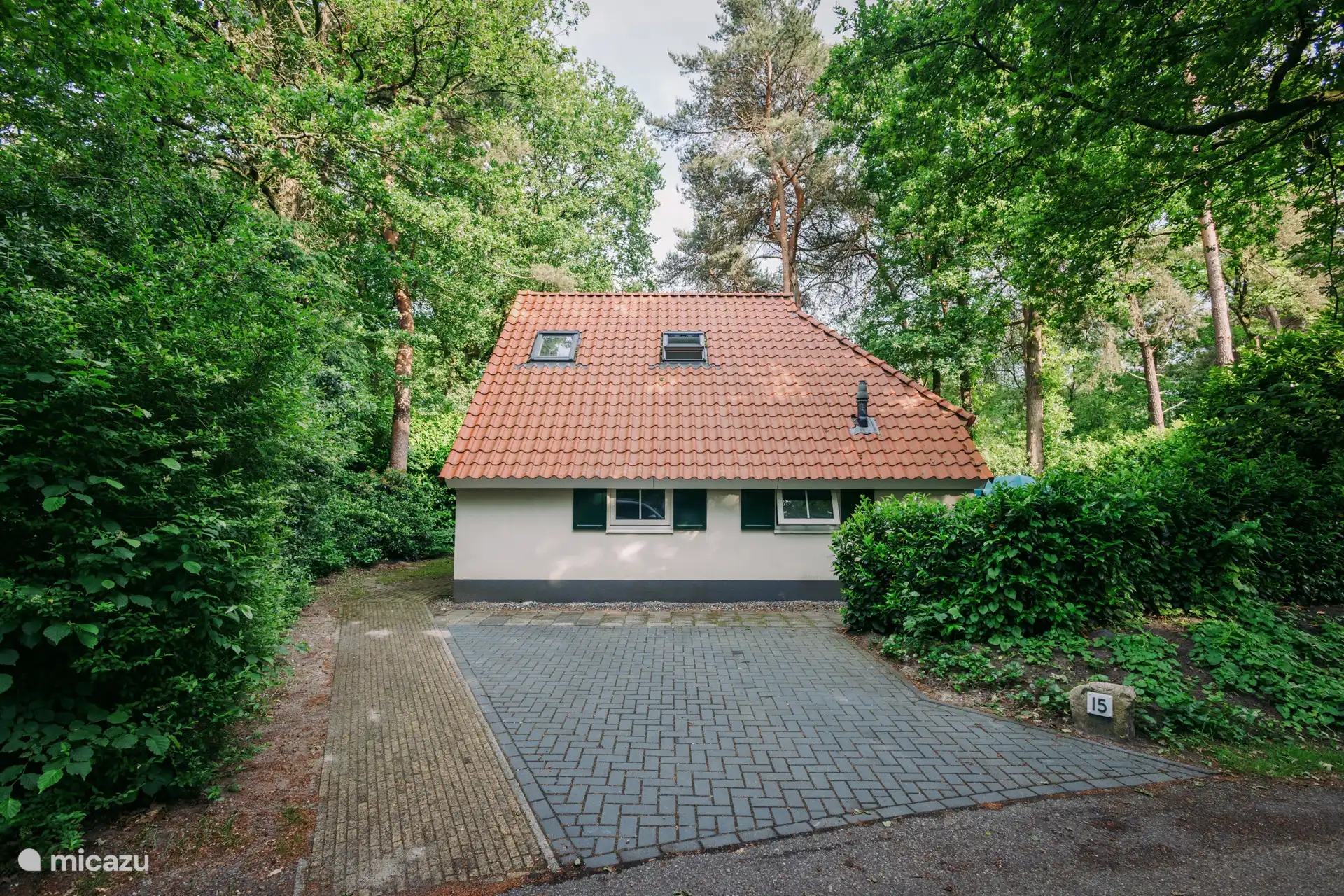 mit privatem Parkplatz