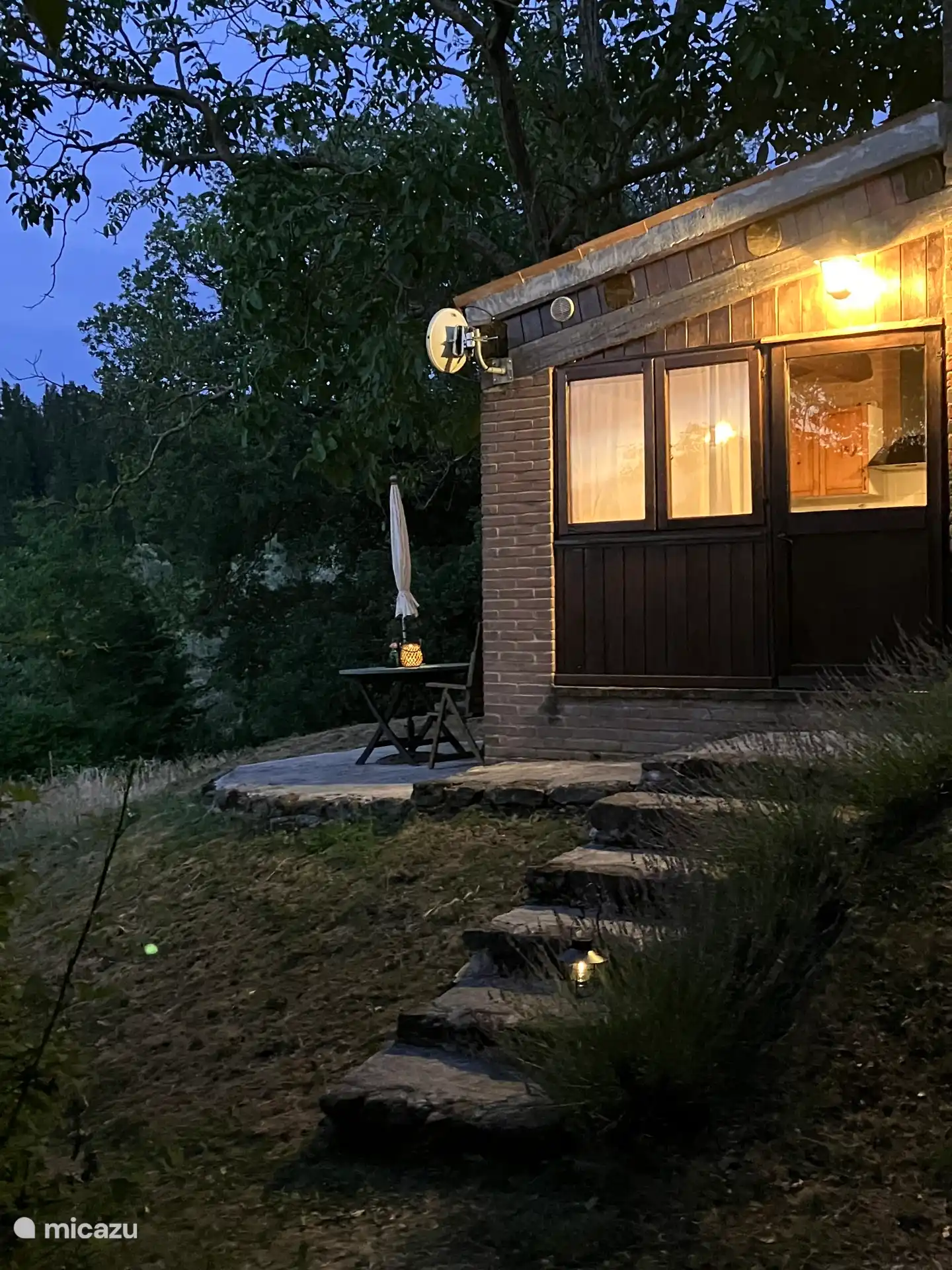 Su puerta de entrada y terraza privada. 