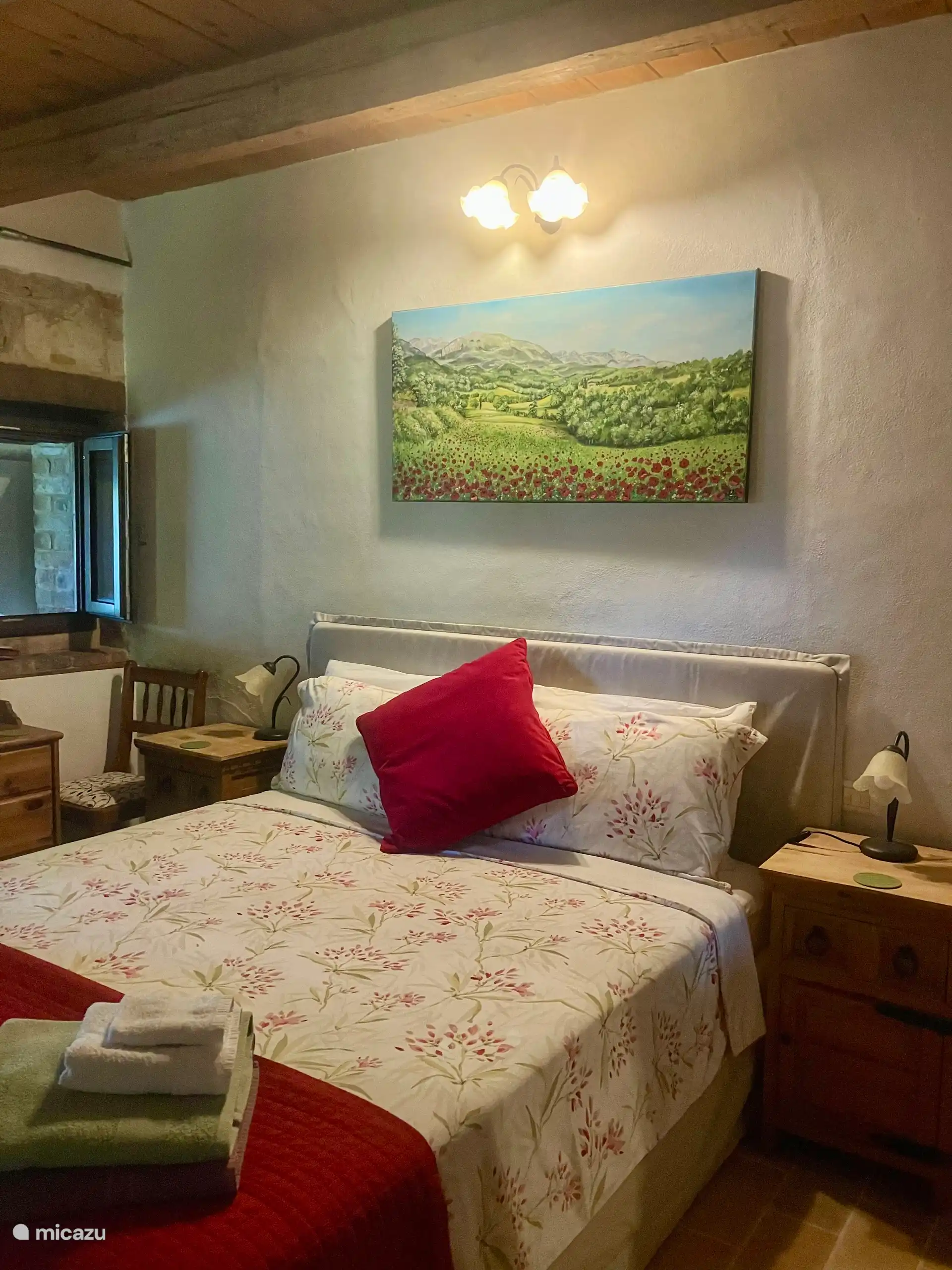 Je zeer comfortabele kingsize bed in The Stables Apartment 