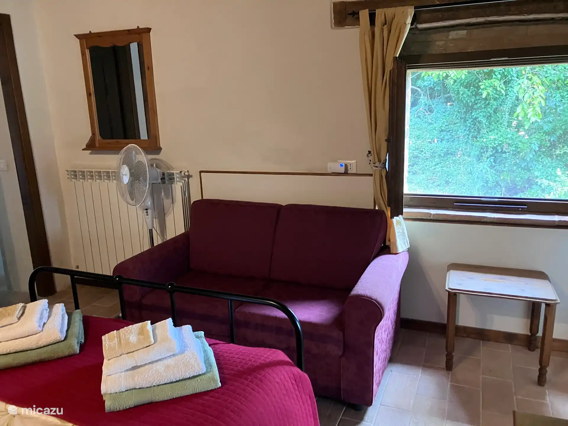 Tu dormitorio fresco con sofá