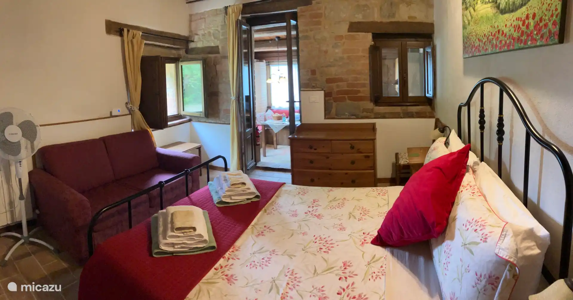 Su dormitorio con vistas a la cocina y al comedor