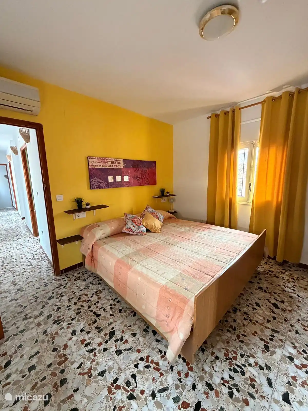 Hauptschlafzimmer im ersten Stock mit Klimaanlage. 