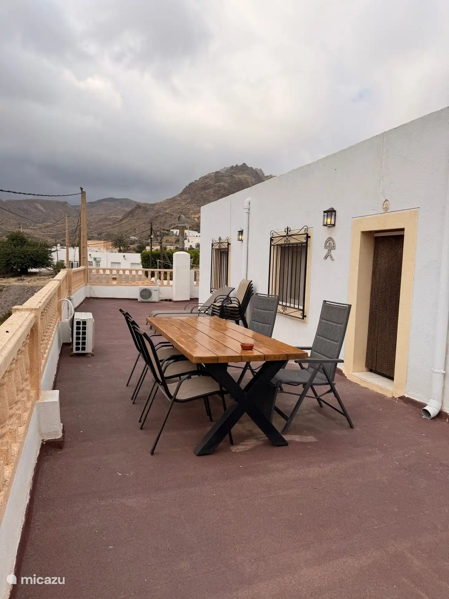 Die Terrasse im ersten Stock, schöner Blick auf die Berge. Für die Frühaufsteher ist der Sonnenaufgang ein Spektakel. 