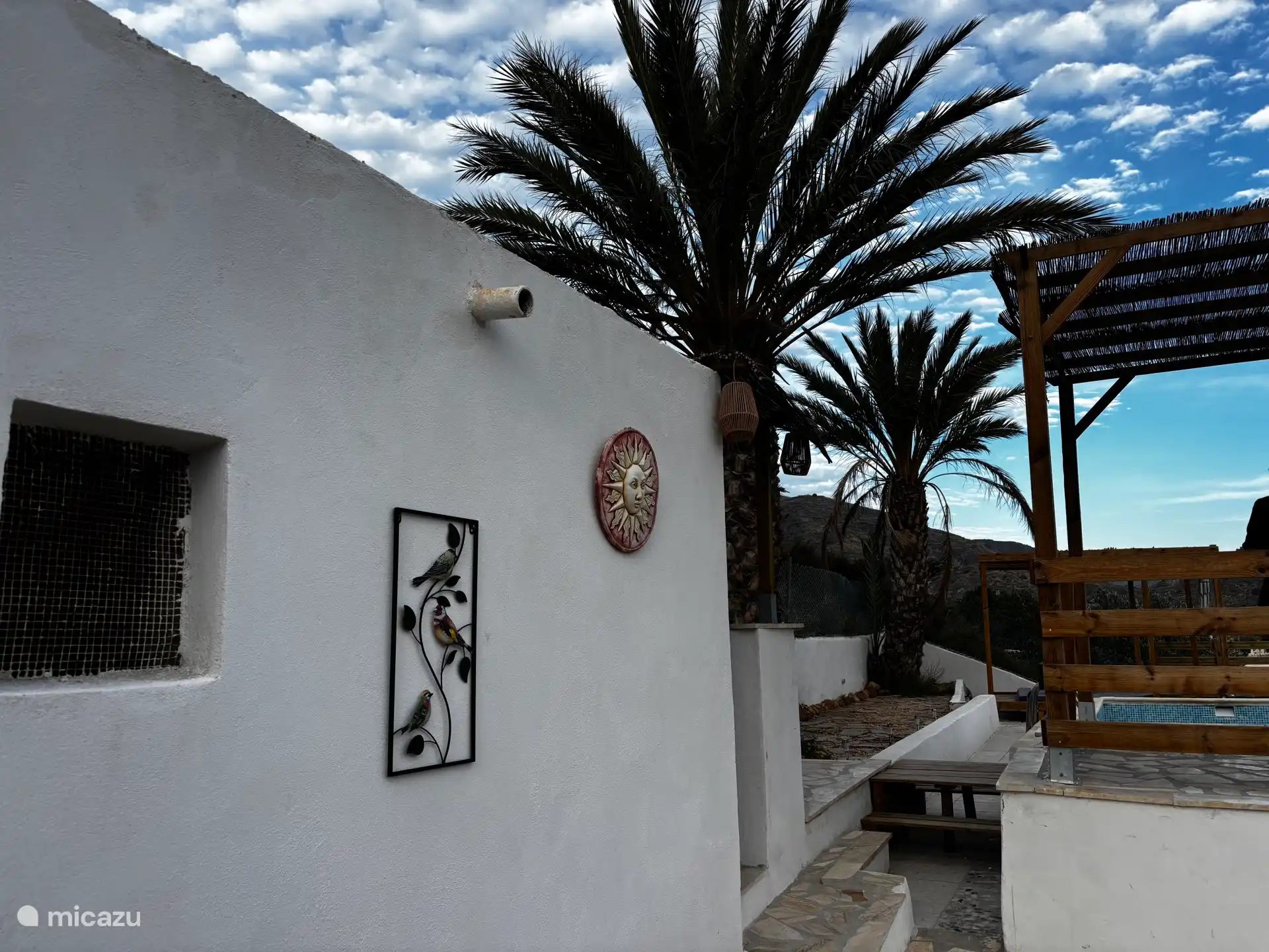 Seitliche Ansicht der Poolterrassen.