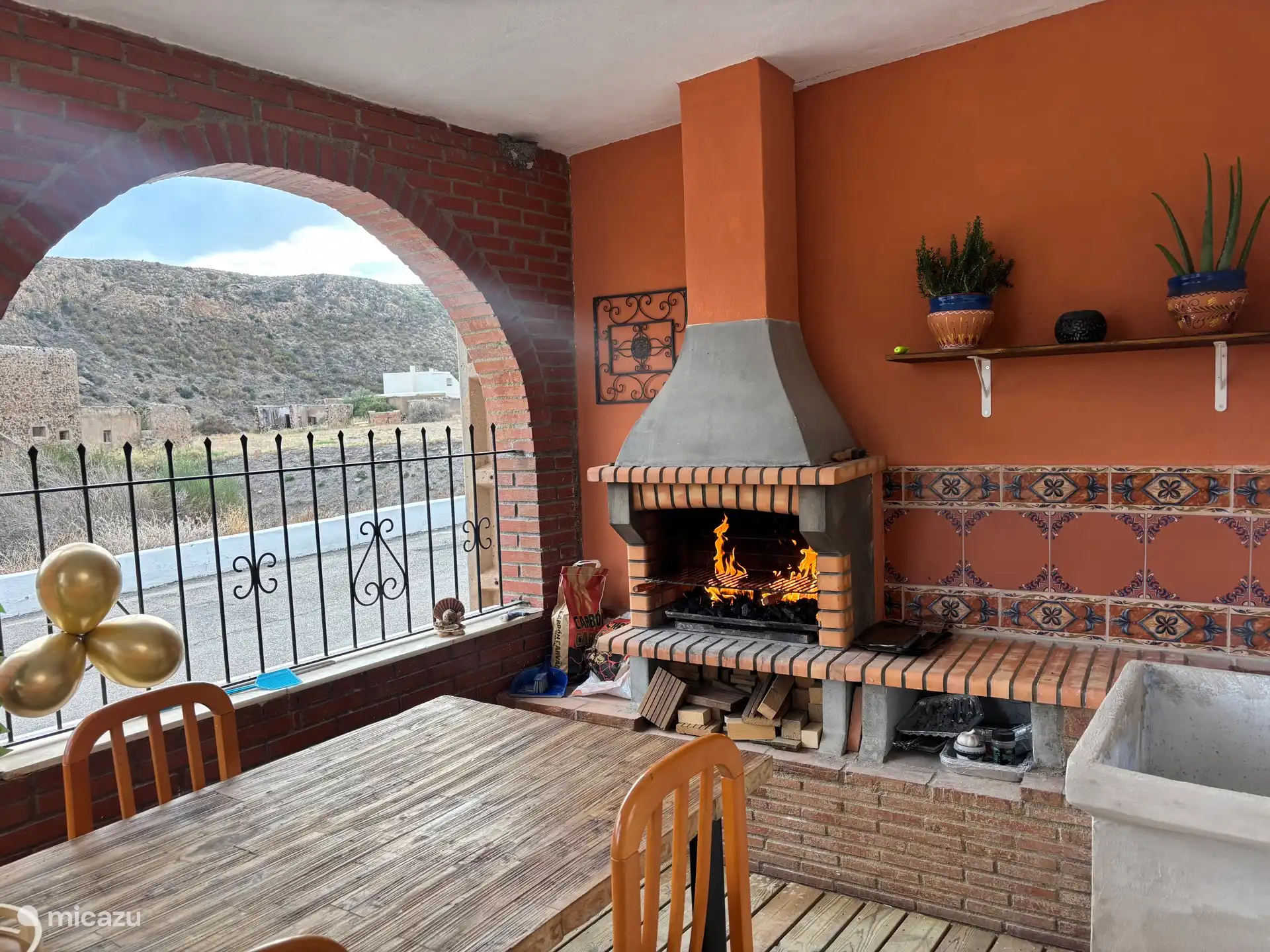 Die spanische Terrasse, hier können Sie die lokalen Produkte auf den Grill legen. 