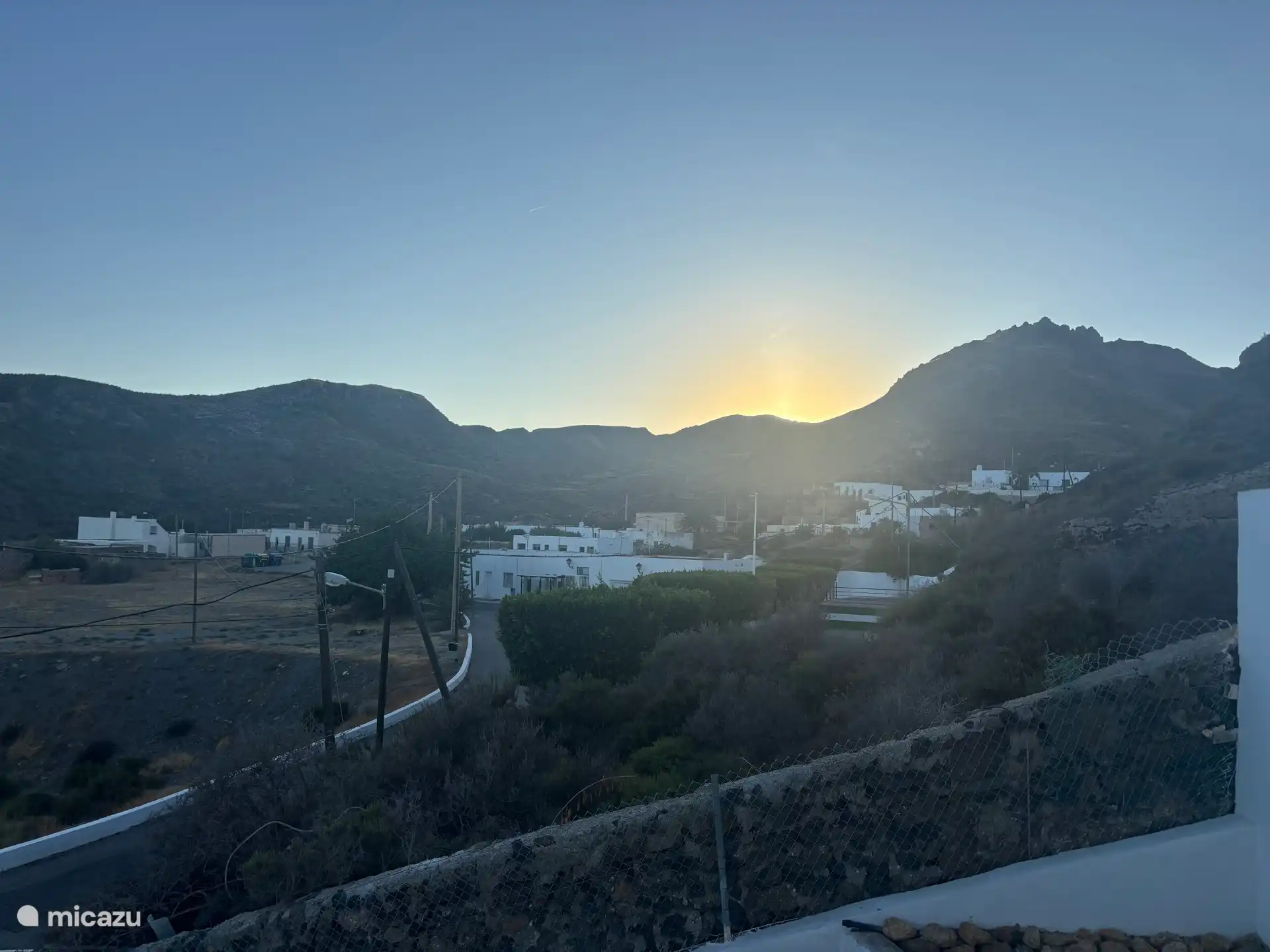 Sonnenuntergang von der Terrasse am Pool.