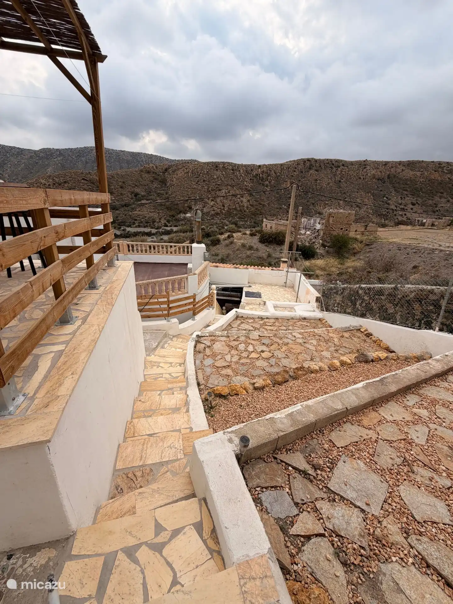 Die Marmortreppe im Erdgeschoss des Hauses ist nicht für weniger mobile Personen und/oder (sehr) kleine Kinder geeignet.