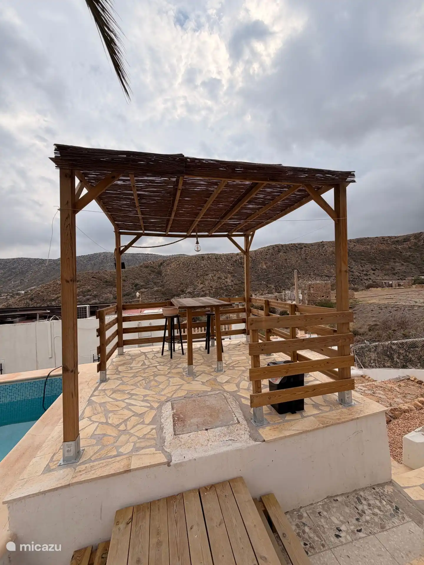 Ein Platz zum Sitzen, Genießen der Aussicht und oft ein Kinderspiel aufgrund der Höhen. Vom Hocker direkt in den Pool. 