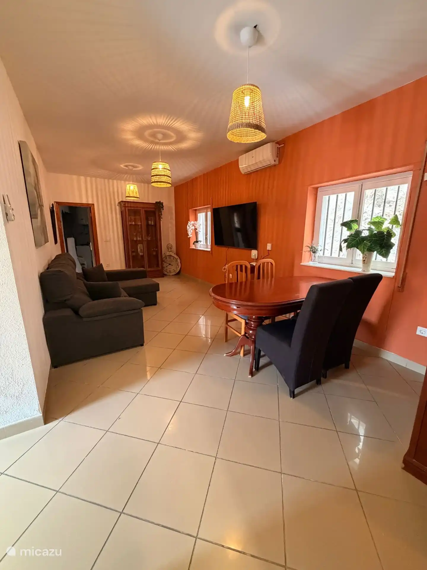 Das Wohnzimmer, das Sofa kann zu einer bequemen Liege erweitert werden. Mit der Klimaanlage, mit dem Smart-TV. Manchmal möchte man der Hitze entfliehen und sich entspannen. 